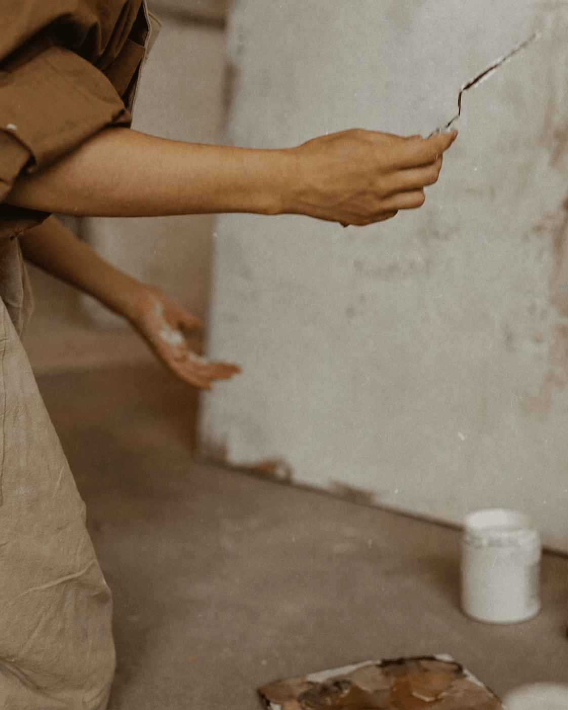 Uma parede a ser rebocada à mão no atelier