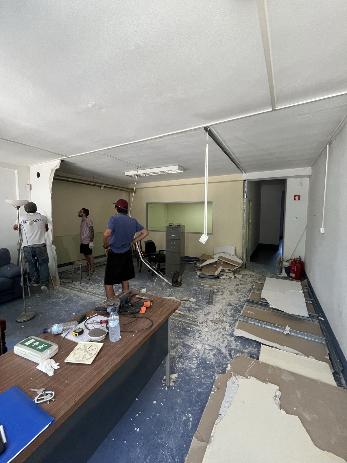 A sala como foi encontrada, com teto falso e mobiliário de escritório