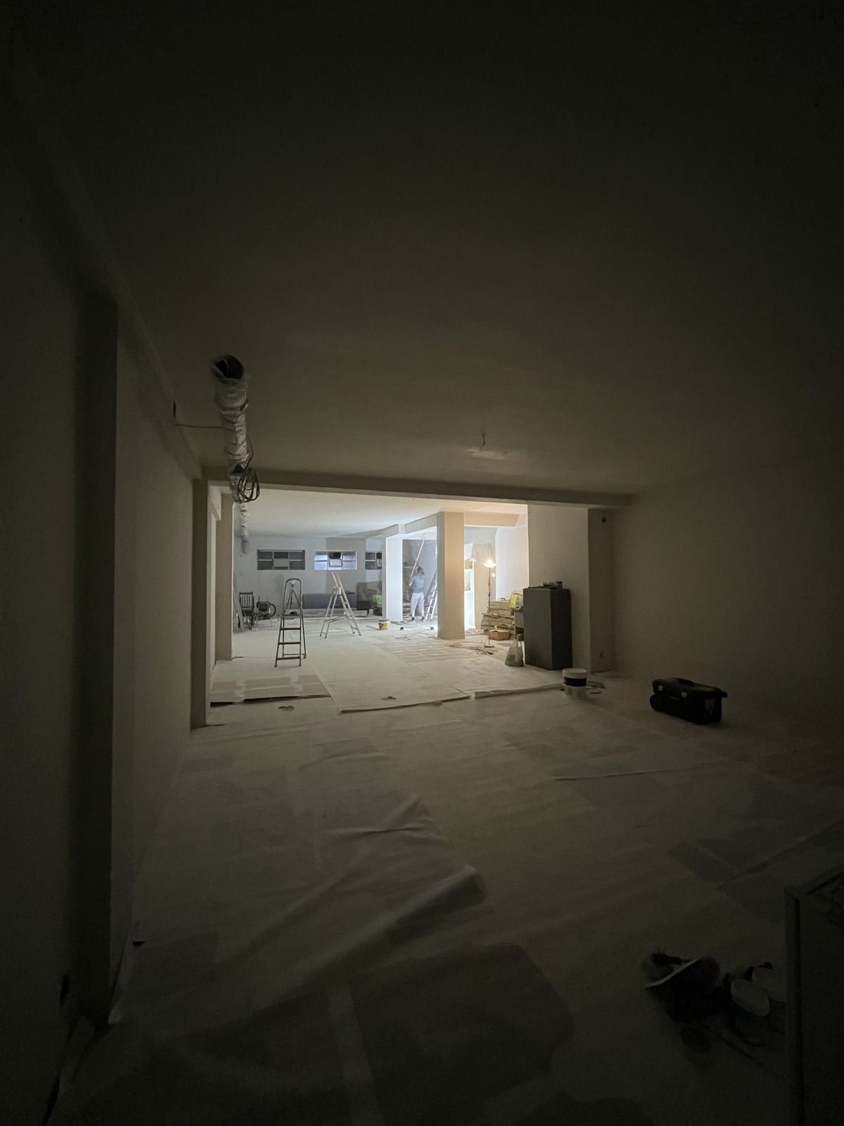 O interior já branco, com os chãos protegidos para os acabamentos